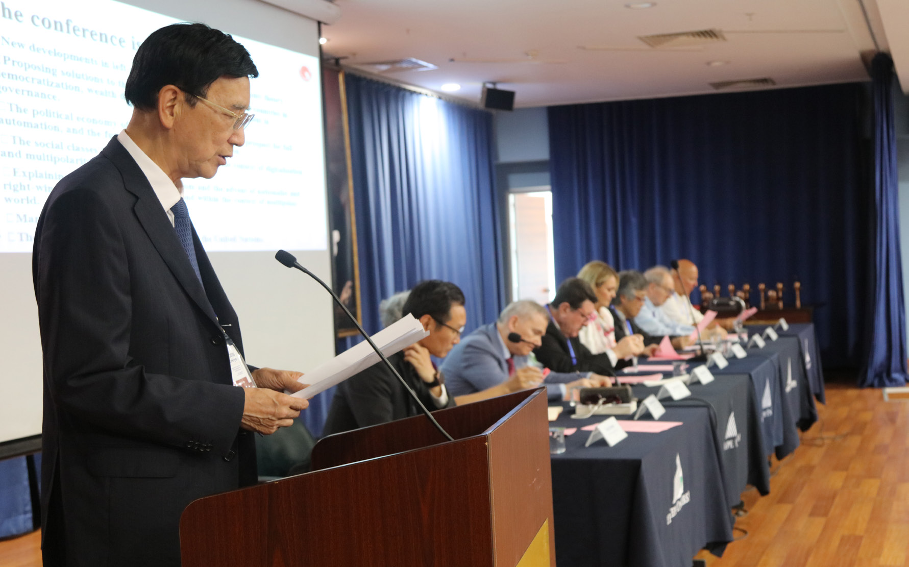 WAPE Başkanı Prof. Dr. Cheng Enfu, açış konuşmasını yapıyor (Fotoğraf: BRIQ, 2025).