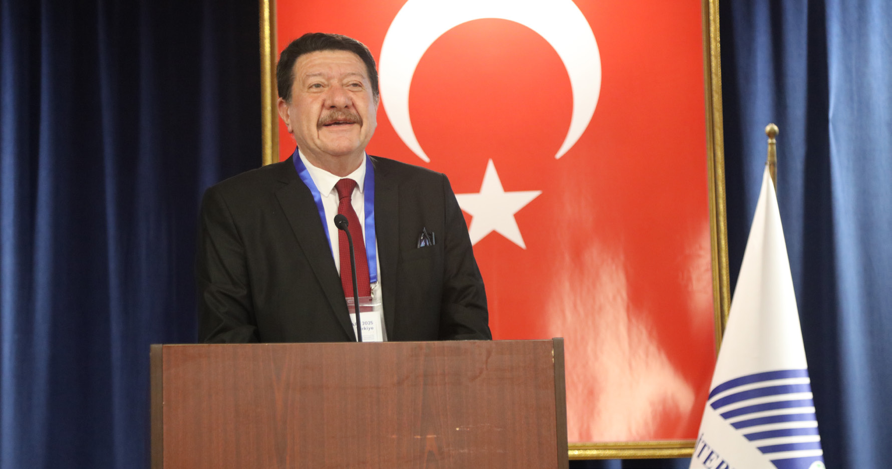 WAPE Başkan Yardımcısı, BRIQ Yönetim Kurulu Başkanı Adnan Akfırat açış konuşmasını yapıyor (Fotoğraf: BRIQ, 2025).