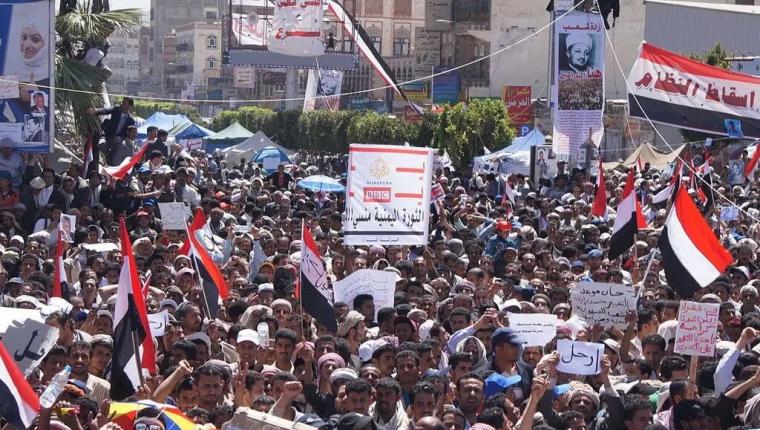 Sana Üniversitesi'ne yürüyen onbinlerce Yemenli gösterici, 1 Mart 2011. Sana Üniversitesi'ne yürüyen onbinlerce Yemenli gösterici, 1 Mart 2011.